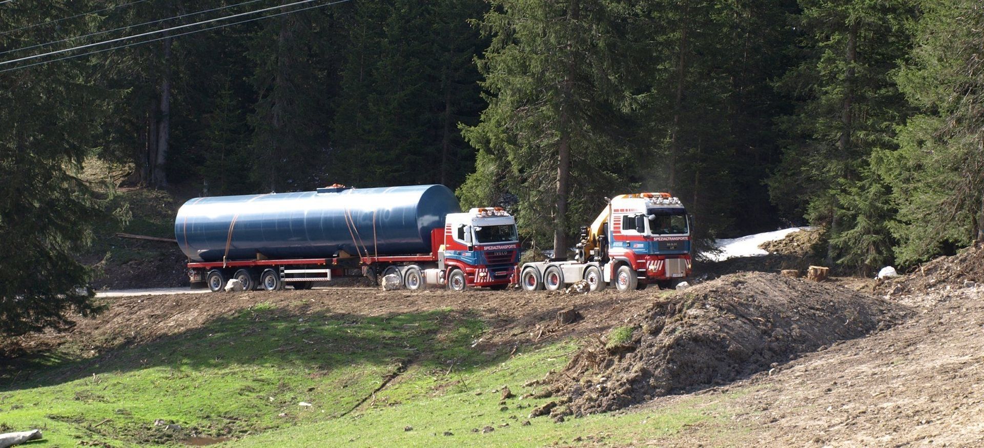 Zwei LKW liefern eine Fracht