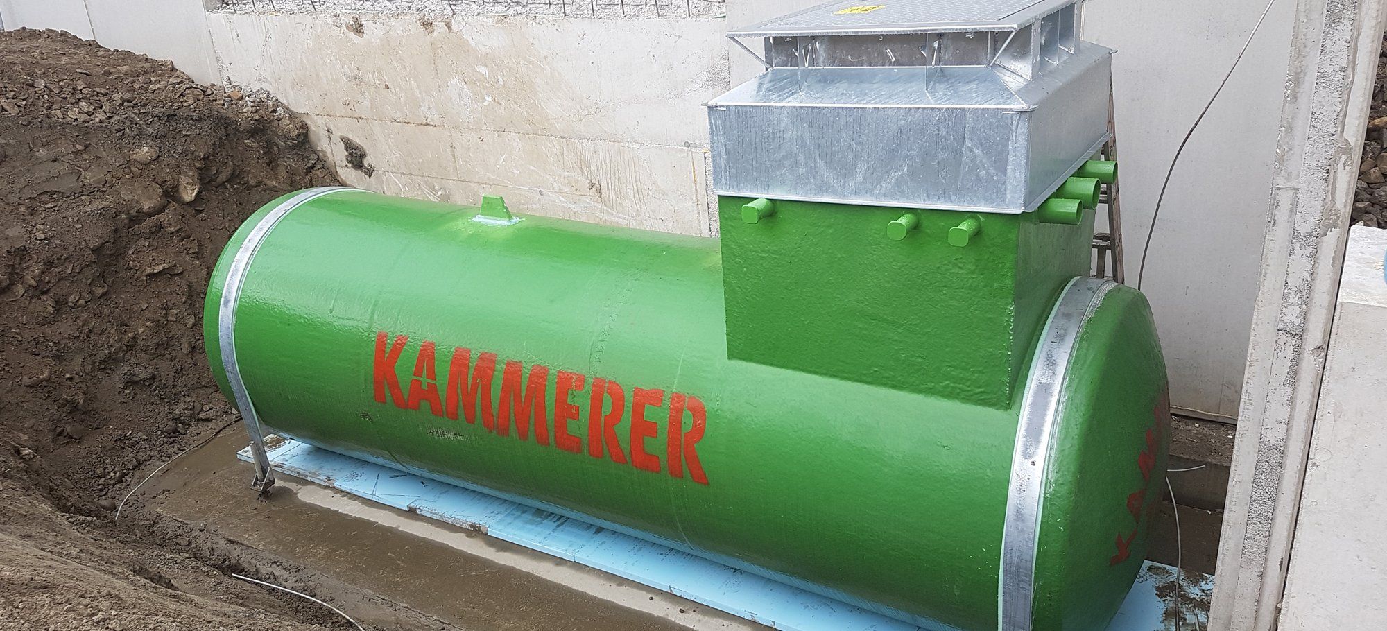 Grüner Tank im Boden verbaut